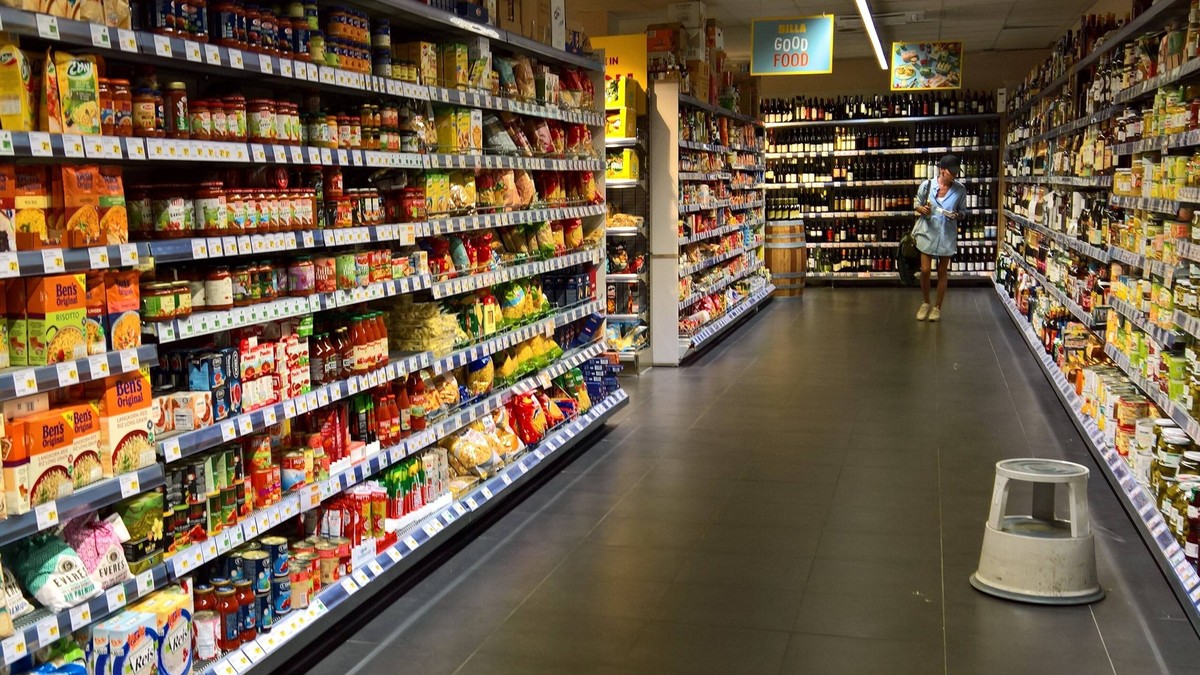Discounter, Supermarkt, Lebensmittel, Regal, Regale fuer Reis, Sossen, Nudeln, Gurken, Tomatensosse, Ketchup, Senf, Dosen, Wein, etc *** Discount store, supermarket, food, shelf, shelves for rice, sau ...