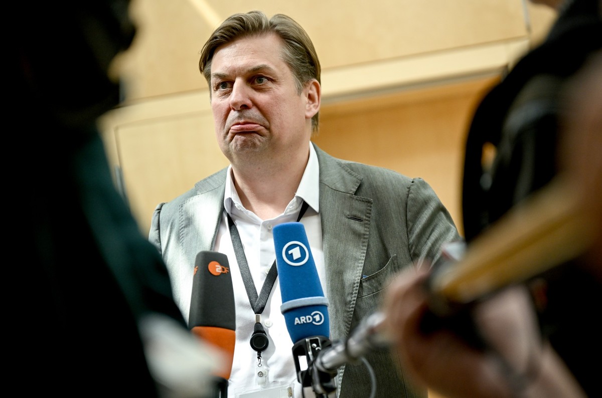 ARCHIV - 10.06.2024, Berlin: Maximilian Krah, AfD-Spitzenkandidat zur Europawahl 2024, gibt ein Interview nach Verlassen der Beratungen mit den neugew�hlten AfD Europa-Abgeordneten nach der Europawahl ...