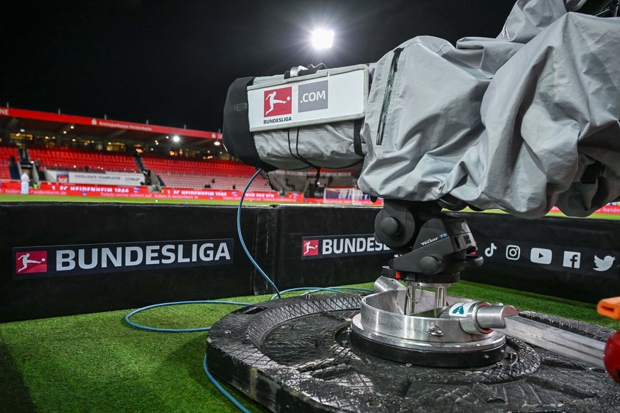 20.12.2023, Baden-Württemberg, Heidenheim: Fußball: Bundesliga, 1. FC Heidenheim - SC Freiburg, 16. Spieltag, Voith-Arena. Eine TV-Kamera mit Bundesligalogo steht in der Voith-Arena. Foto: Harry Lange ...