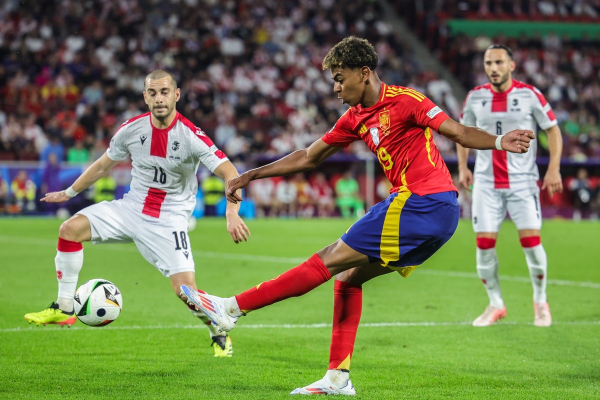 30.06.2024, Nordrhein-Westfalen, K�ln: Fu�ball, UEFA Euro 2024, EM, Spanien - Georgien, Finalrunde, Achtelfinale, K�ln Stadion, Spaniens Lamine Yamal in Aktion gegen Georgiens Sandro Altunaschwili (l) ...