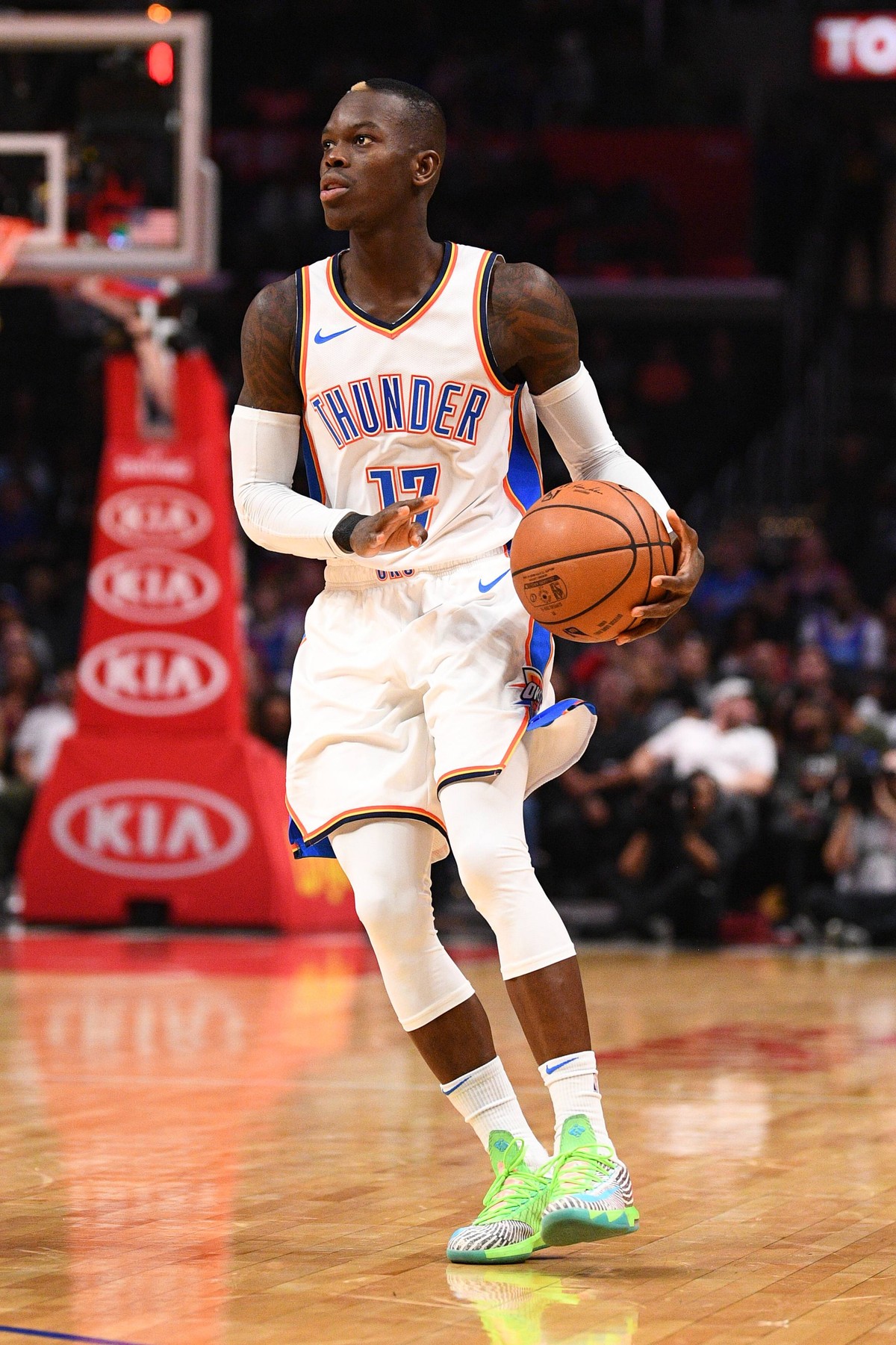 LOS ANGELES, CA - OCTOBER 19: Oklahoma City Thunder Guard Dennis Schroder (17) looks to make a pass during a NBA Basketball Herren USA game between the Oklahoma City Thunder and the Los Angeles Clippe ...