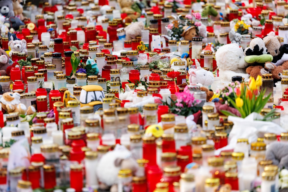 ARCHIV - 29.01.2025, Bayern, Aschaffenburg: Zahlreiche Kerzen und Blumen sind im Park Sch�ntal in Gedenken an die Opfer des t�dlichen Messerangriffs aufgestellt. (zu dpa: �Messerangriff nicht nachgega ...