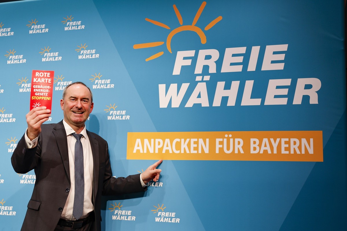 13.05.2023, Bayern, Amberg: Hubert Aiwanger (Freie Wähler), Wirtschaftsminister von Bayern und Parteichef der Freien Wähler, hält bei der Landesversammlung der Freien Wähler im Amberger Congress Centr ...
