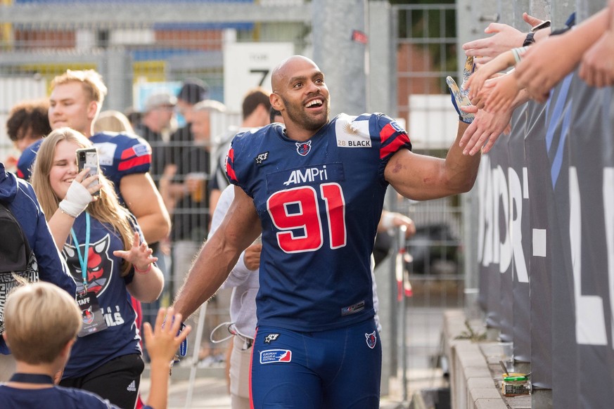 American Football, Saison 2022, European League of Football ELF, Hamburg Sea Devils - Raiders Tirol, Stadion Hoheluft Hamburg, 10.09.2022, Halbfinale Kasim Edebali 91, Sea Devils, DE klatscht die Fans ...