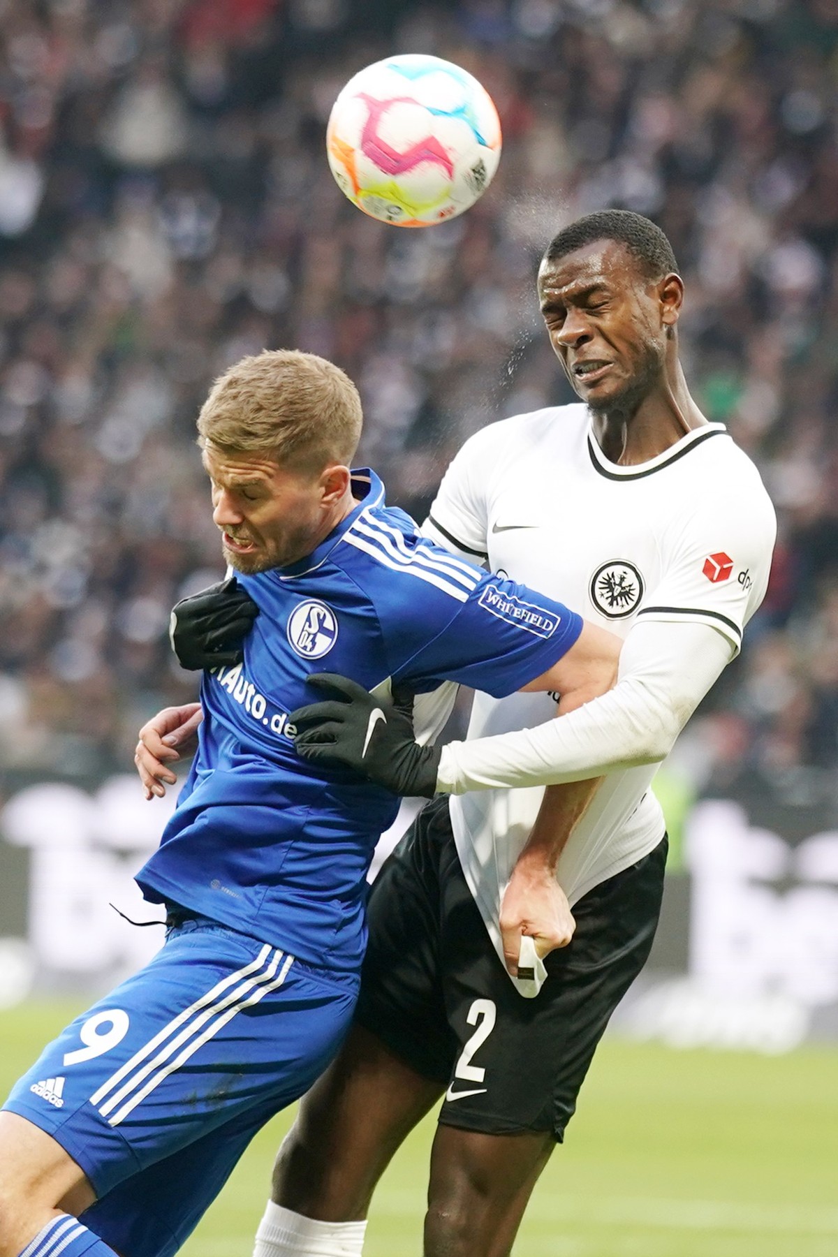 21.01.2023, Hessen, Frankfurt/M.: Fu�ball: Bundesliga, Eintracht Frankfurt - FC Schalke 04, 16. Spieltag, Deutsche Bank Park. Schalkes Simon Terodde (l) und Frankfurts Evan Ndicka k�mpfen um den Ball. ...