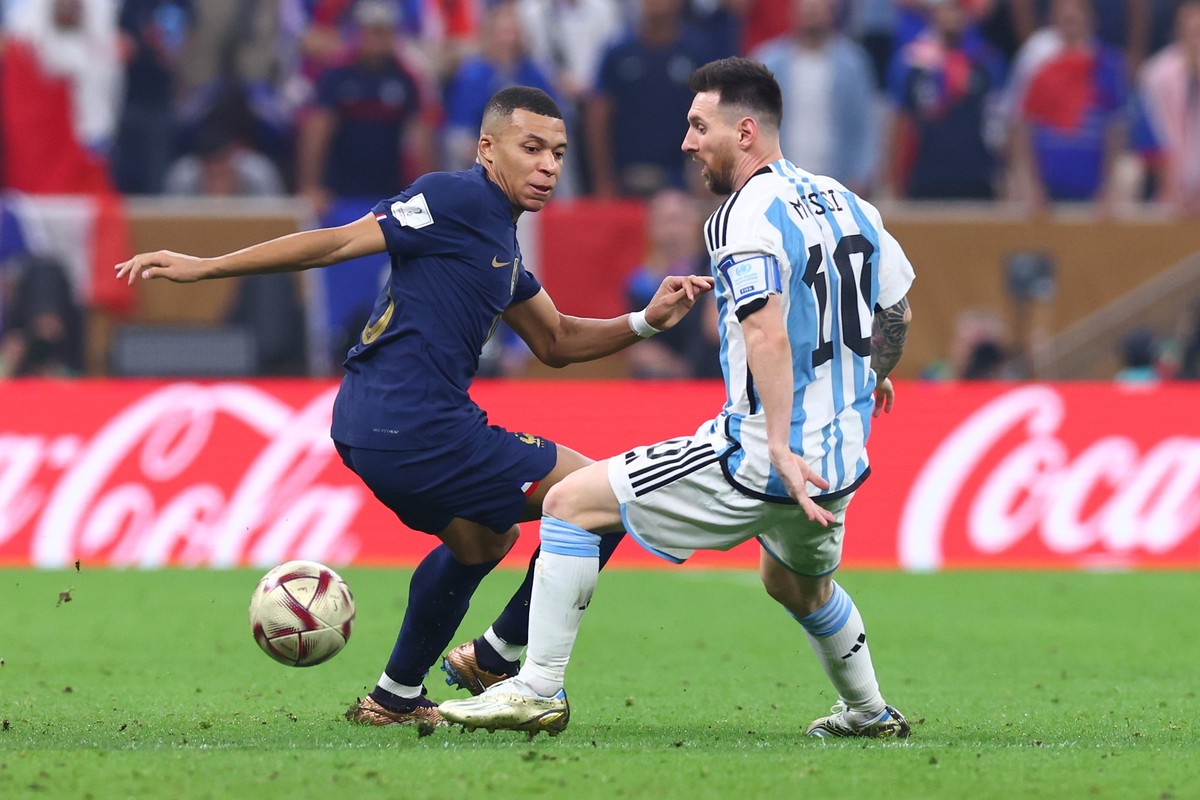 ARCHIV - 18.12.2022, Katar, Lusail: Fu�ball, WM 2022 in Katar, Argentinien - Frankreich, Finale, im Lusail Stadion, Argentiniens Lionel Messi (r) spielt gegen Frankreichs Kylian Mbappe. Bei seiner R�c ...
