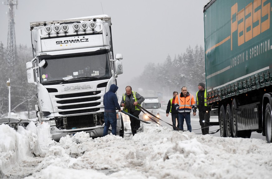 Heftige Schneefälle sorgten für Behinderungen im öffentlichen Leben und im Straßenverkehr.