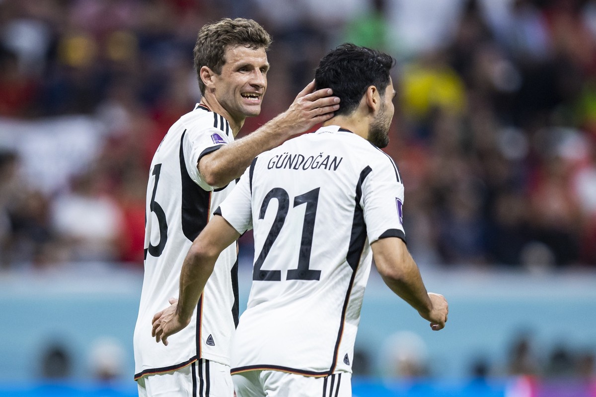 27.11.2022, Katar, Al-Khor: Fußball: WM, Spanien - Deutschland, Vorrunde, Gruppe E, 2. Spieltag, al-Bayt Stadion, Deutschlands Thomas Müller (l) und Deutschlands Ilkay Gündogan (r). (zu dpa: «Umfrage: ...