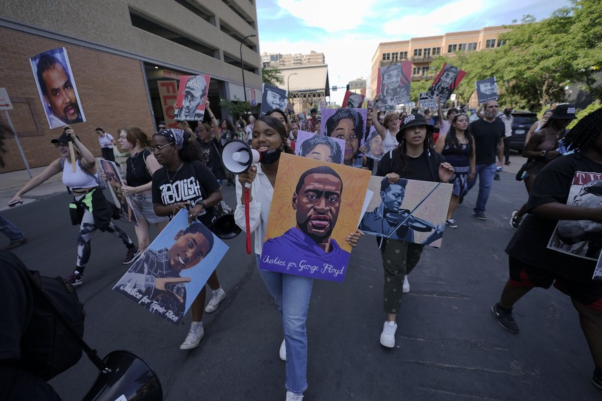 25.06.2021, USA, Minneapolis: Eine kleine Gruppe von Demonstranten marschiert durch die Innenstadt von Minneapolis nachdem der ehemaligen Minneapolis Polizist Derek Chauvin zu 22,5 Jahren Gef