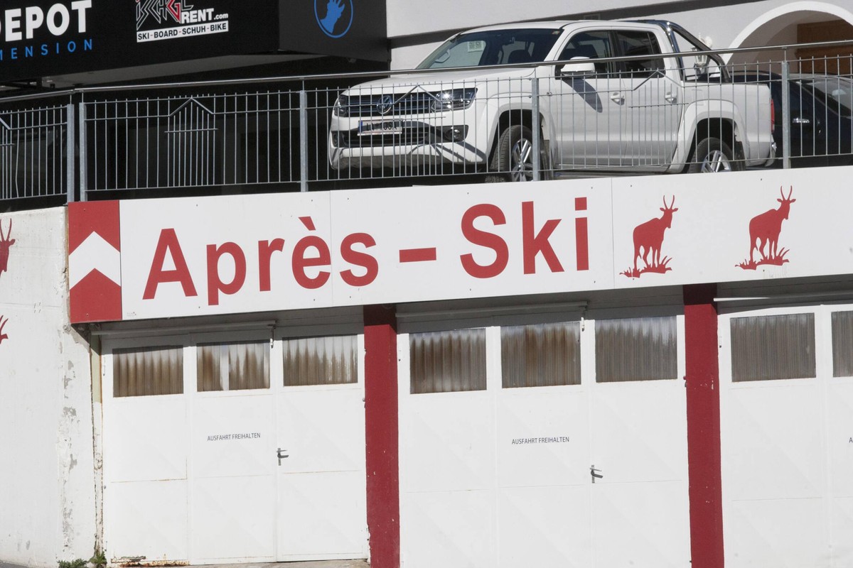 AUT, 2020-04-23: REPORTAGE CORONA - DIE CORONA-QUARANTAENE UEBER DAS GANZE PAZNAUNTAL AUFGEHOBEN - HIER ISCHGL KITZLOCH: *** CAR, 2020 04 23 REPORTAGE CORONA THE CORONA QUARANTINE OVER THE WHOLE PAZNA ...