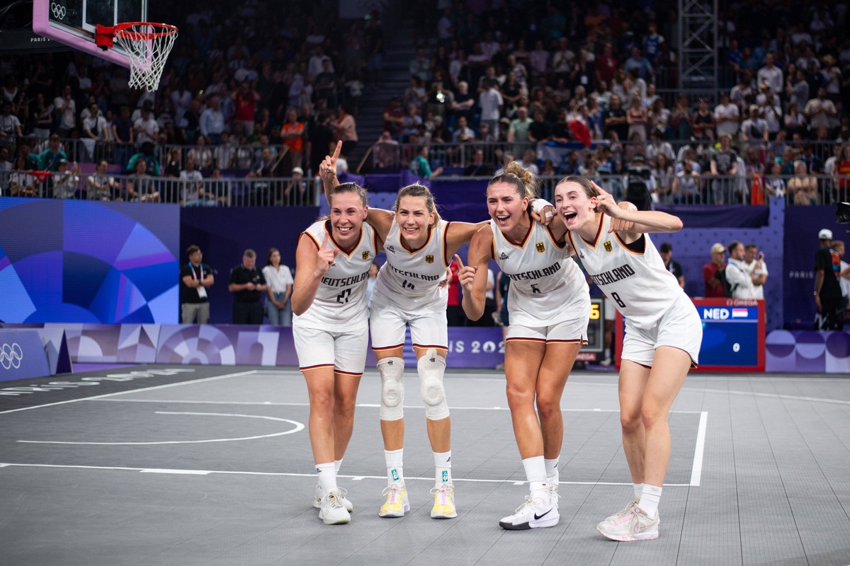 BRUNCKHORST Svenja Deutschland, 21, GREINACHER Sonja Deutschland, 14, REICHERT Marie Deutschland, 06, MEVIUS Elisa Deutschland, 08 jubeln ueber den Sieg und die Gold Medaille, FRA, Olympische Spiele P ...
