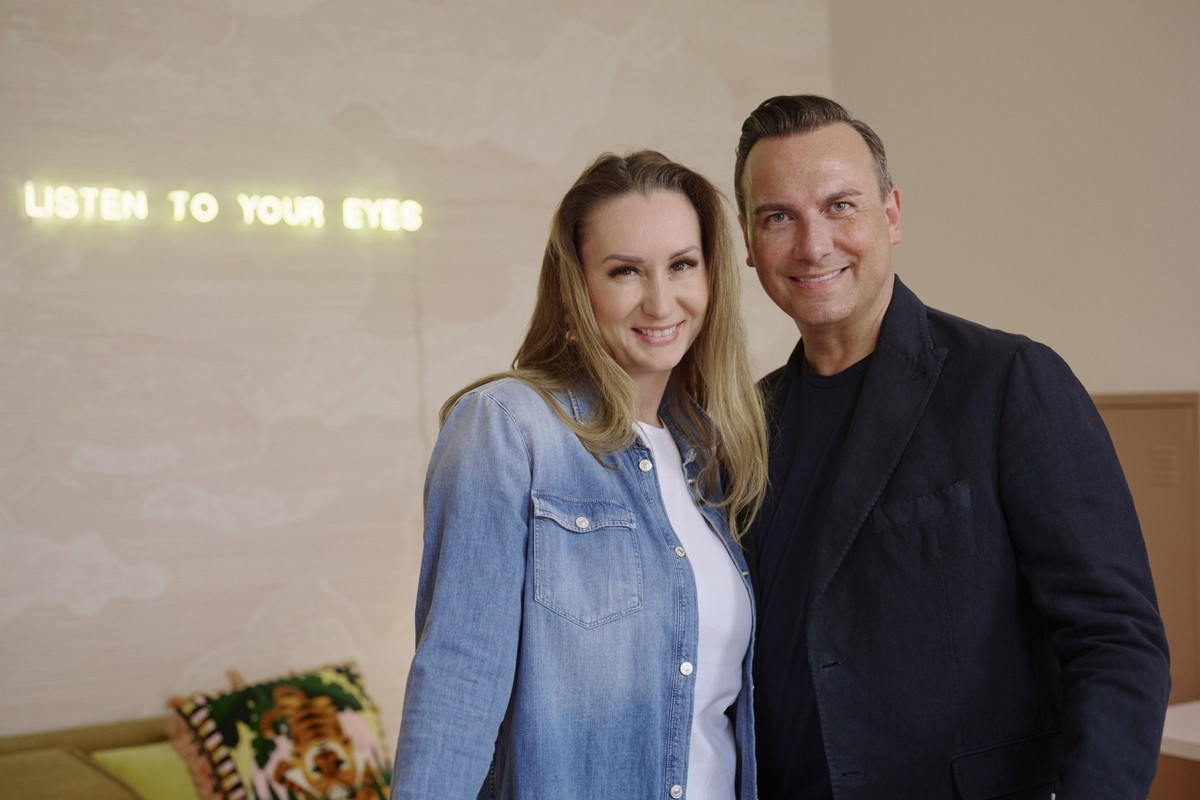 Tim Raue mit seiner Frau Katharina.

Die Verwendung des sendungsbezogenen Materials ist nur mit dem Hinweis und Verlinkung auf RTL+ gestattet.
