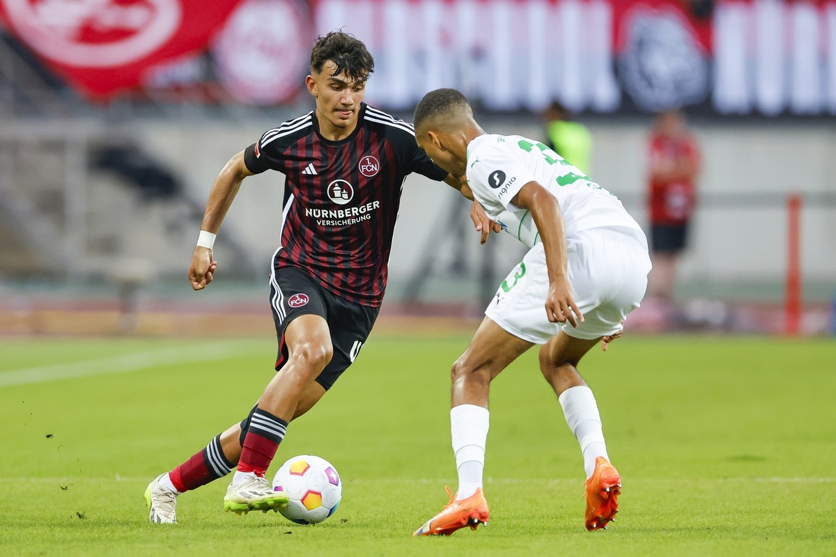 ARCHIV - 15.09.2023, Bayern, Nürnberg: Fußball: 2. Bundesliga, 1. FC Nürnberg - SpVgg Greuther Fürth, 6. Spieltag, Max-Morlock-Stadion. Nürnbergs Can Uzun (l) und Fürths Maximilian Dietz kämpfen um de ...