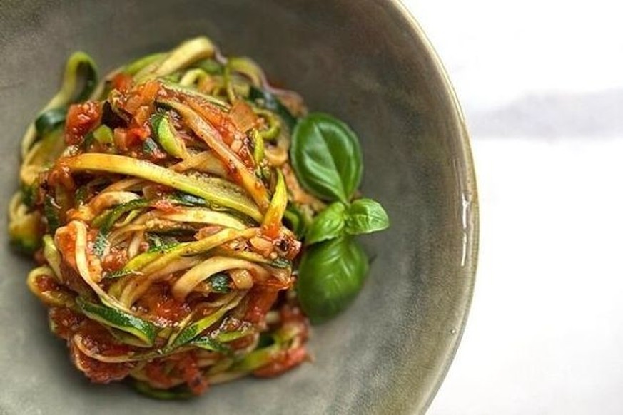 Zoodles mit Tomaten