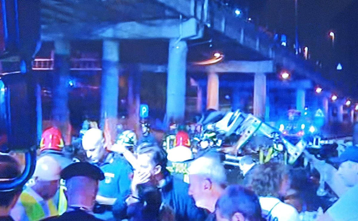 Touristenbus st�rzt von �berf�hrung. Es gibt mehr als zwanzig Tote in Mestre Venedig , Italien. Oktober 02, 2023 Photo von TV Rai News24