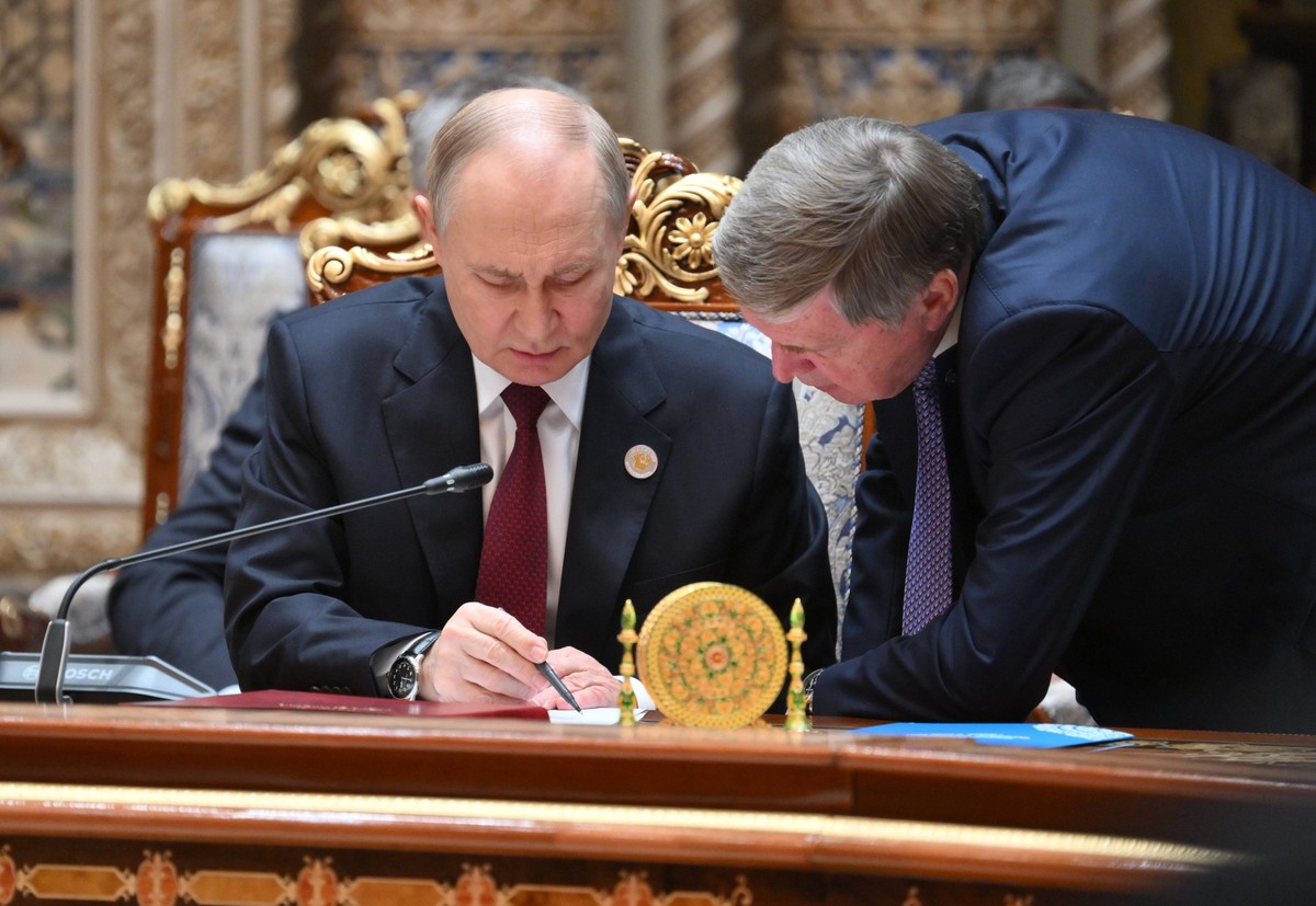 Tajikistan CIS Heads of State Council 9023278 10.10.2025 Russian President Vladimir Putin speaks to Presidential Aide Yury Ushakov during an expanded format meeting of the Commonwealth of Independent  ...