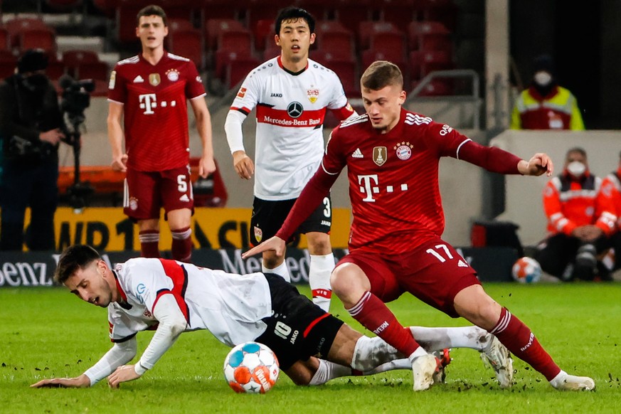 211215 -- STUTTGART, Dec. 15, 2021 -- Michael Cuisance R of Bayern Munich vies with Atakan Karazor of Stuttgart during a German Bundesliga match between VfB Stuttgart and Bayern Munich in Stuttgart, G ...