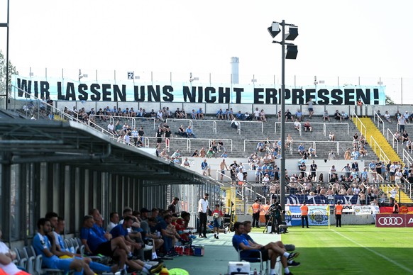 Die mitgereisten CFC-Fans in München: "Wir lassen uns nicht erpressen".