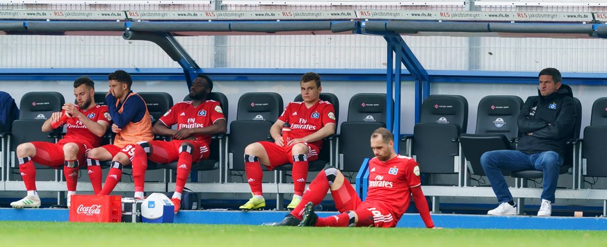 Paderborn, Germany, 12.05.2019, 2. Bundesliga 33. Spieltag, SC Paderborn 07 - Hamburger SV, die spieler vom HSV und Vorstand Ralf Becker (HSV) enttaeuscht, looks dejected ( DeFodi001 *** Paderborn Ger ...