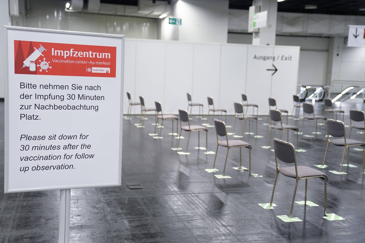 Pressekonferenz und Rundgang durch das Impfzentrum in der Messe Koeln Aktuell, 15.12.2020, Koeln Symbolfoto und Symbolbild des Wartebereich nach der erhaltenen Impfung des Corona Impfstoff im Impfzent ...