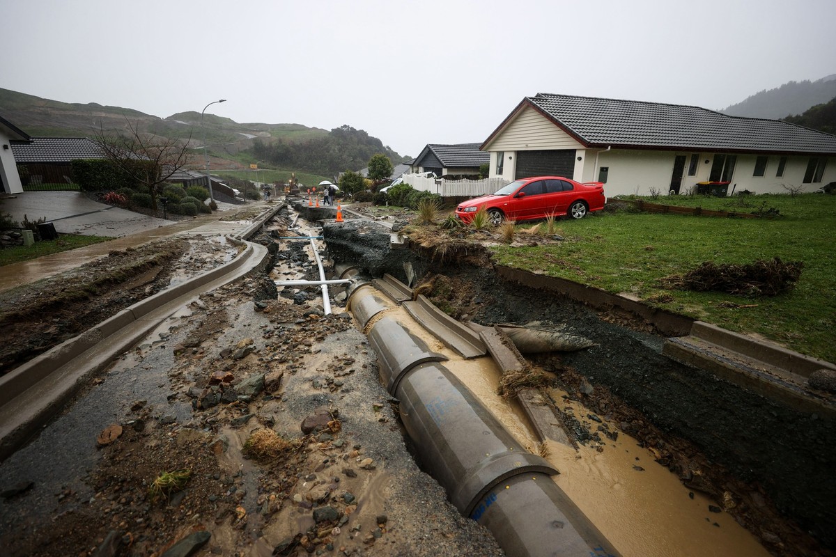 17.08.2022, Neuseeland, Nelson: Schaden auf einer Stra�e nach starken Regenf�llen. Regenf�lle setzten Neuseeland weiter zu und verursachten weitere Behinderungen und Stra�ensperrungen durch einen Stur ...