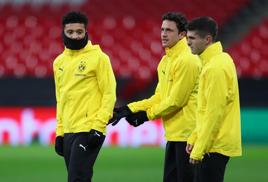 LONDON, ENGLAND - FEBRUARY 12: Jadon Sancho looks on with team mates Thomas Delaney and Christian Pulisic during a Borussia Dortmund training session at Wembley Stadium on February 12, 2019 in London, ...