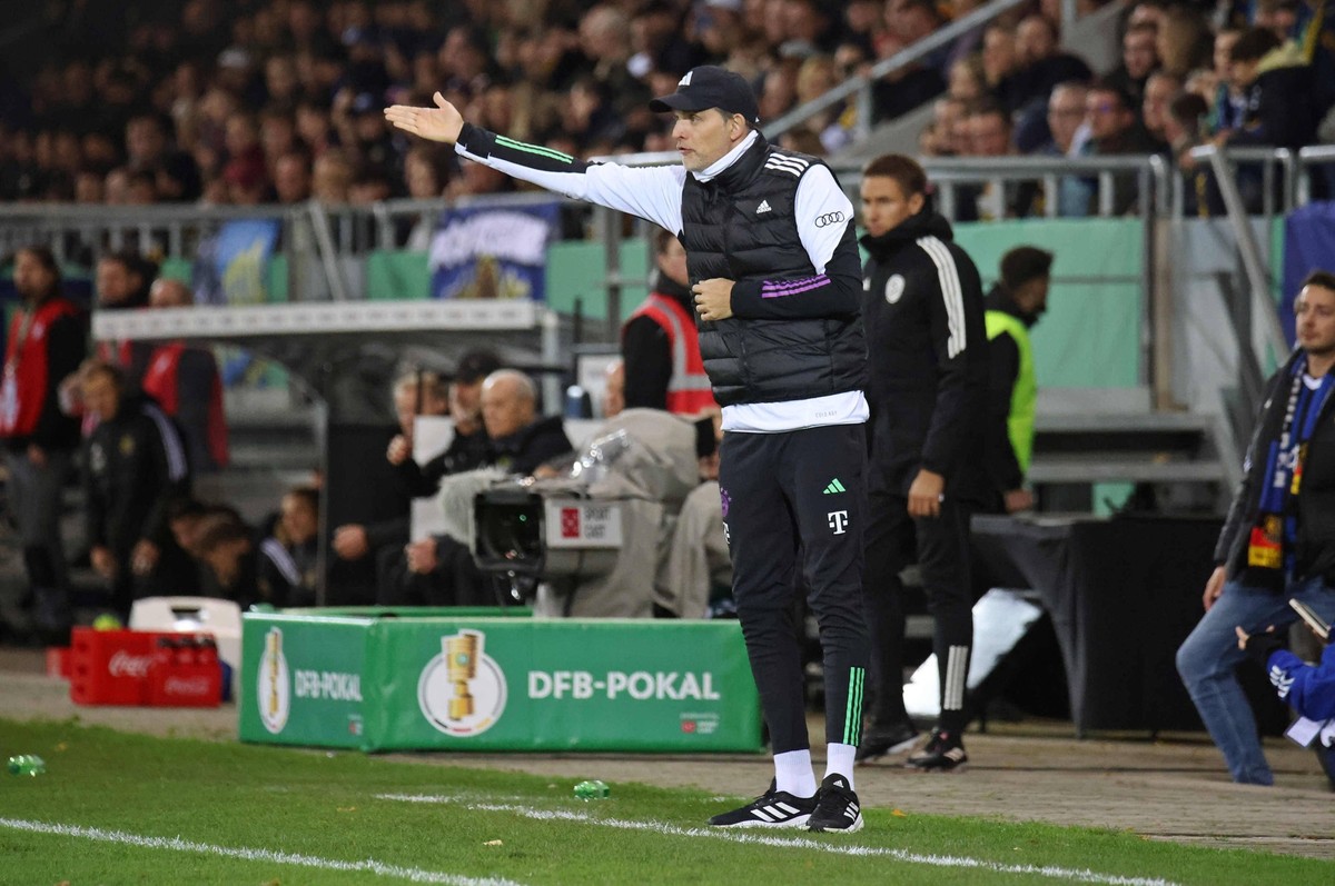 01.11.2023, Fussball, Herren, DFB-Pokal, 2. Runde, Saison 2023/2024, 1. FC Saarbrücken - FC Bayern München, Trainer Thomas Tuchel FC Bayern München gestikuliert, gibt Anweisungen Saarbrücken Ludwigspa ...