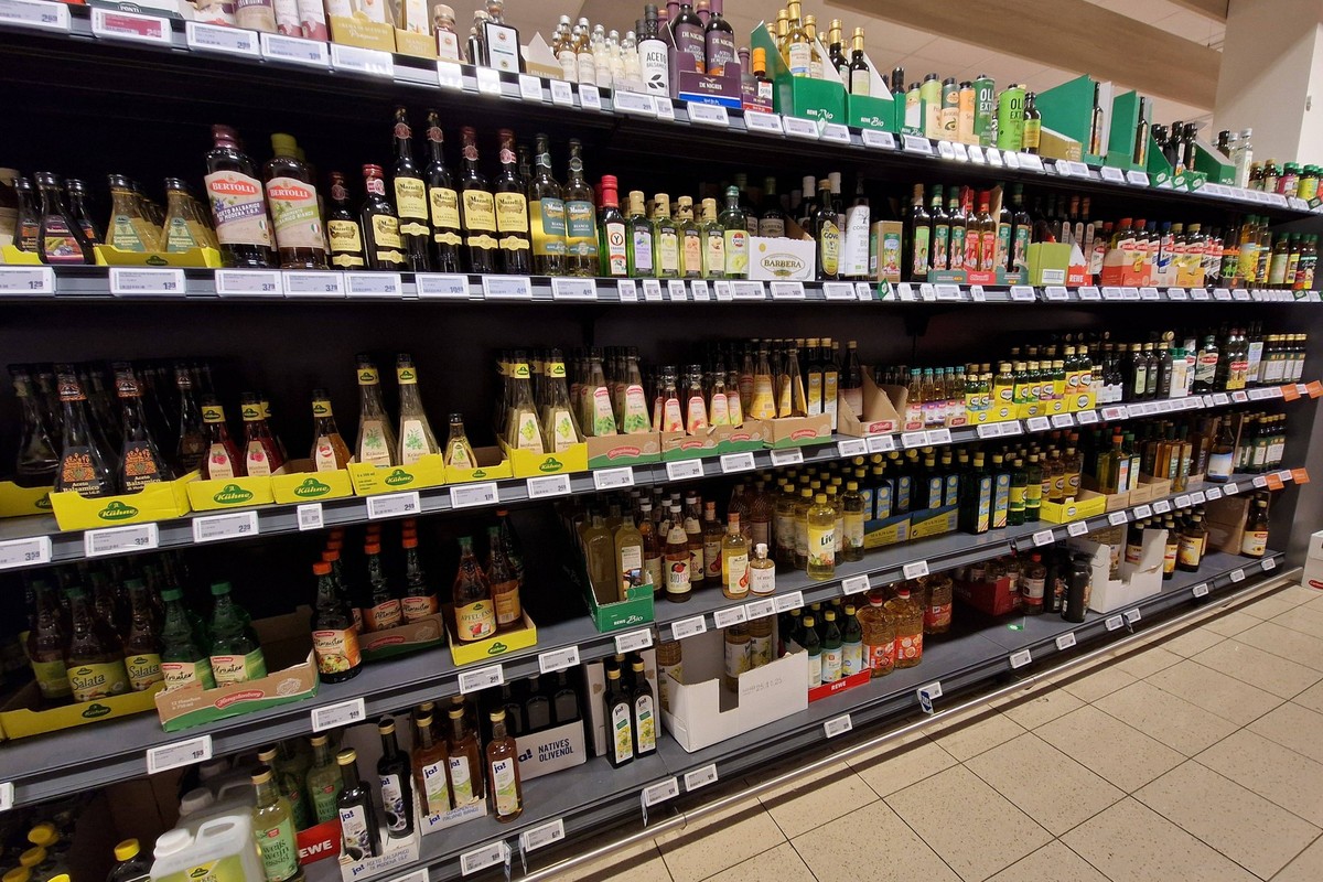 Selters Themenfoto: Konsum, Supermarkt, Einkauf, Versorgung, REWE, 17.12.2024 Angebotsreagl mit Essig und Oel, Balsamico Themenfoto: Konsum, Supermarkt, Einkauf, Versorgung, REWE, 17.12.2024 *** Seltz ...
