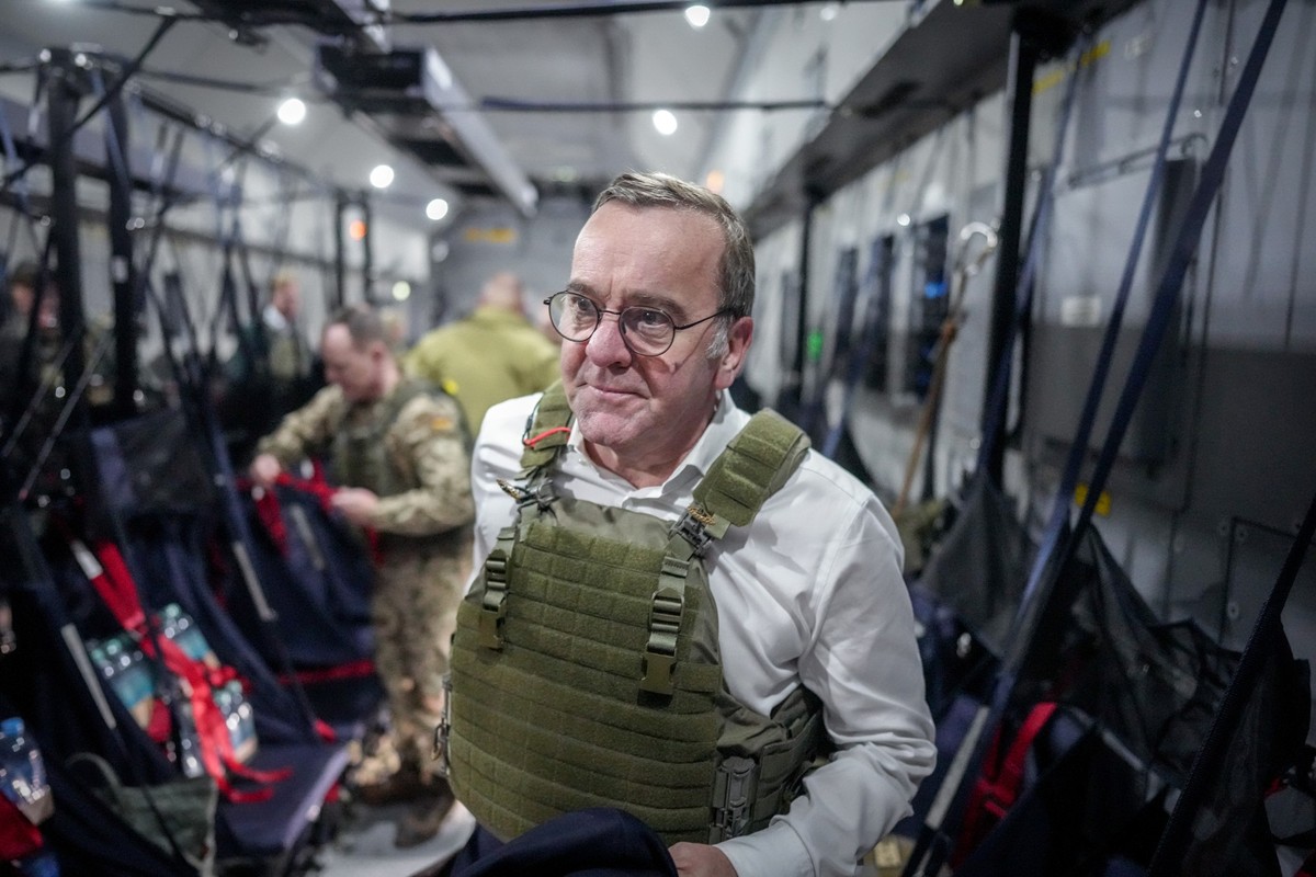 ARCHIV - 11.12.2024, Irak, Bagdad: Boris Pistorius (SPD), Bundesminister der Verteidigung, reist in schusssicherer Weste im Airbus A400M der Luftwaffe von Bagdad nach Erbil. Der SPD-Politiker besucht  ...