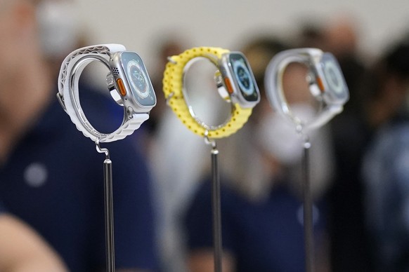 07.09.2022, USA, Cupertino: Apple Watch Ultra-Modelle sind auf einer Apple-Veranstaltung auf dem Campus des Apple-Hauptquartiers. Foto: Jeff Chiu/AP/dpa +++ dpa-Bildfunk +++