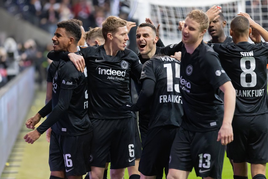 Martin Hinteregger (2. v. r.) könnte Eintracht Frankfurt im Sommer gegen seinen Willen verlassen.