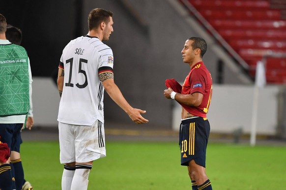 Niklas Süle und Thiago nach dem Nations-League-Spiel Deutschland gegen Spanien.