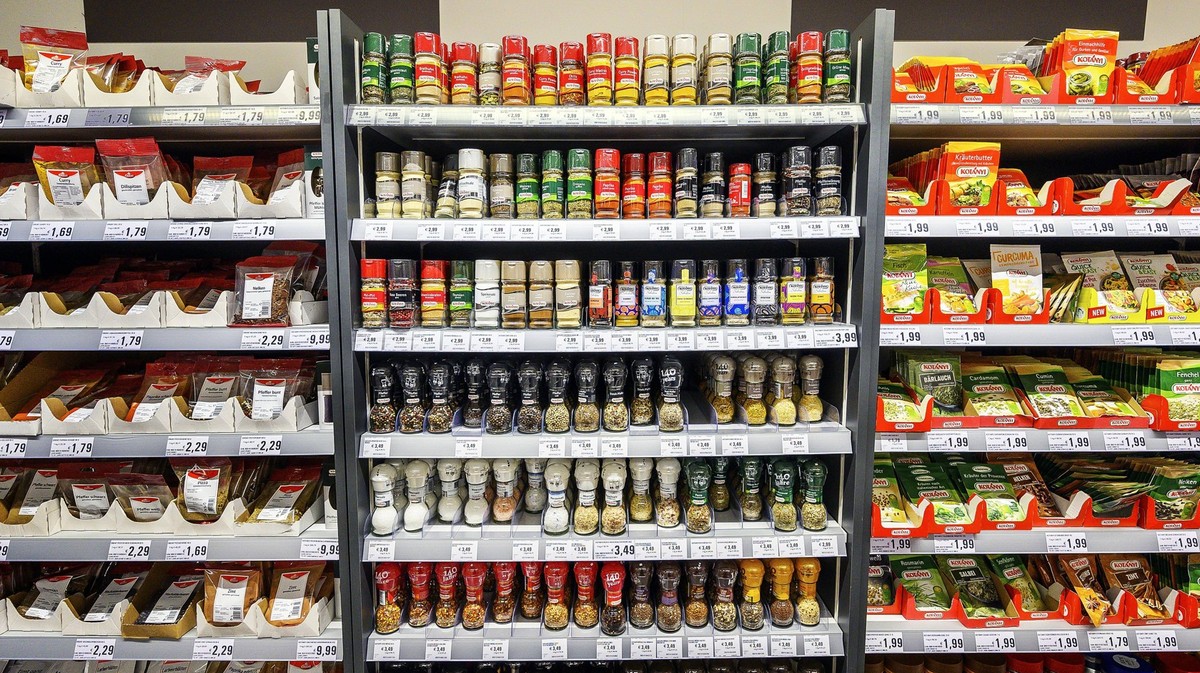 Regal mit Gewürzen im Großmarkt, Bayern, Deutschland, Europa *** Shelf with Spices at wholesale market, Bavaria, Germany, Europe Copyright: imageBROKER/ManfredxBail iblabc08993215.jpg Bitte beachten S ...