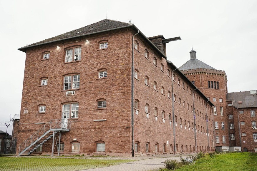 ARCHIV - 03.02.2023, Baden-Württemberg, Bruchsal: Das Hauptgebäude der Justizvollzugsanstalt in Bruchsal. (zu dpa: «Verurteilter Mörder weiter auf der Flucht») Foto: Uwe Anspach/dpa +++ dpa-Bildfunk + ...