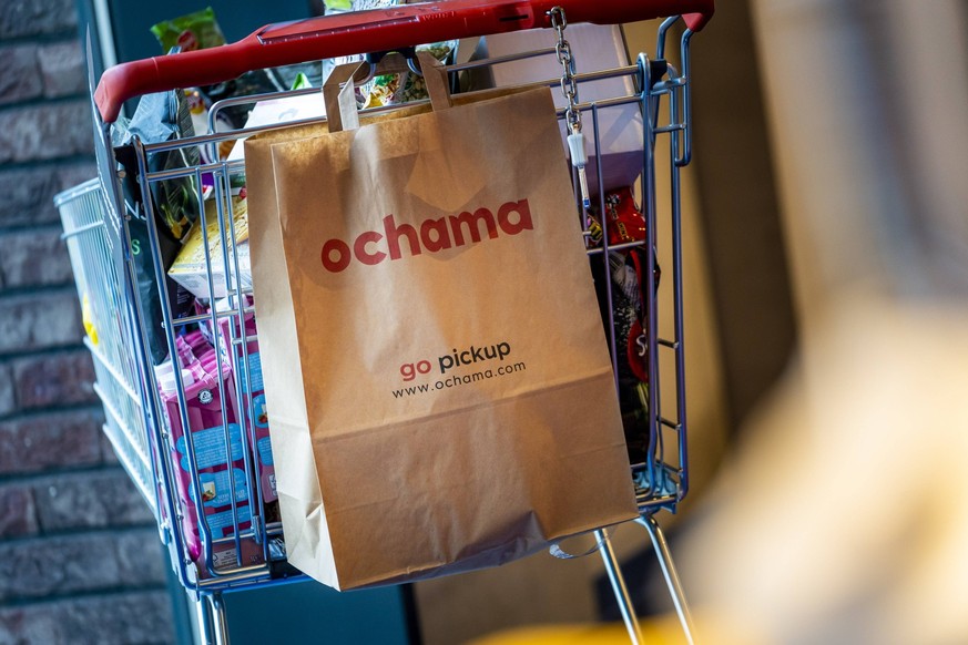 ROTTERDAM - Products in the pick up point of Chinese internet company Ochama. Consumers can pick up ordered groceries at the collection point. The messages are delivered by robots. ANP LEX VAN LIESHOU ...
