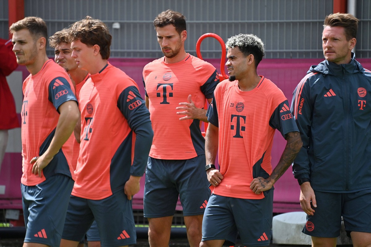 v.li:Josip STANISIC Bayern Muenchen,Arijon Ibrahimovic Bayern Muenchen,Tom BISCHOF Bayern Muenchen,Paul WANNER,Leon GORETZKA Bayern Muenchen,Luis DIAZ Bayern Muenchen. Training FC Bayern Muenchen auf ...