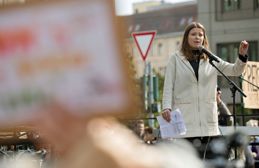 Luisa Neubauer hält auf dem Globalen Klimastreik eine Rede. Auf Veranstaltungen wie diesen hat sie Menschen um sich herum, die für ihre Sicherheit sorgen.