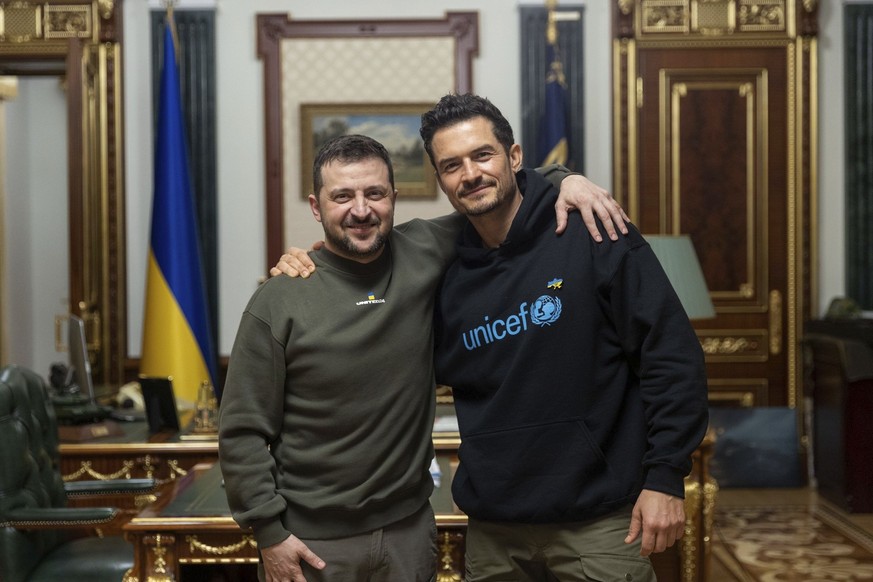 26.03.2023, Ukraine, Kiew: Auf diesem vom Pressebüro des ukrainischen Präsidenten zur Verfügung gestellten Foto stehen Wolodymyr Selenskyj (l), Präsident der Ukraine, und Orlando Bloom, britischer Sch ...