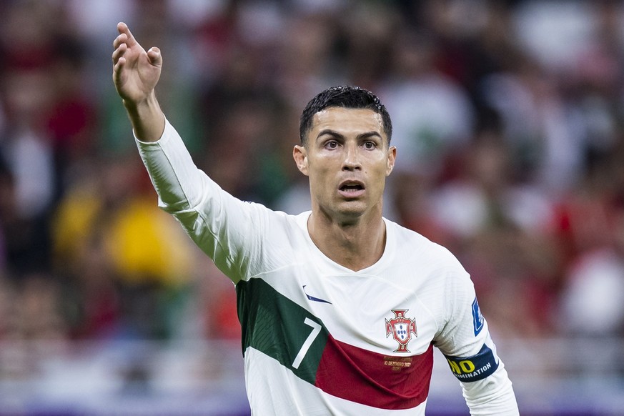 10.12.2022, Katar, Doha: Fußball: WM, Marokko - Portugal, Finalrunde, Viertelfinale, Al-Thumama Stadion, Portugals Cristiano Ronaldo gestikuliert.

Cristiano Ronaldo wechselt nach Saudi-Arabien. (zu d ...