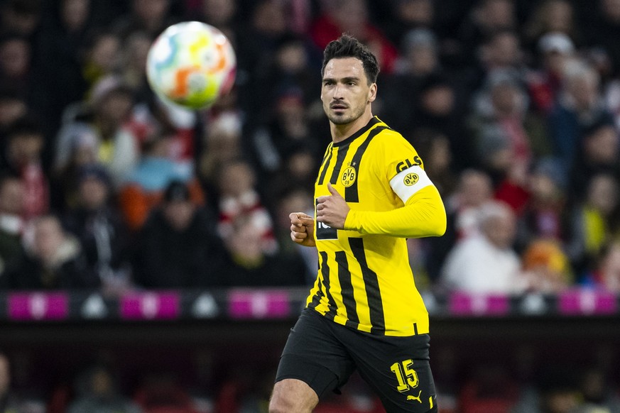 ARCHIV - 01.04.2023, Bayern, München: Fußball: Bundesliga, Bayern München - Borussia Dortmund, 26. Spieltag, Allianz Arena. Dortmunds Mats Hummels in Aktion. Borussia Dortmund möchte ihn offenbar für  ...