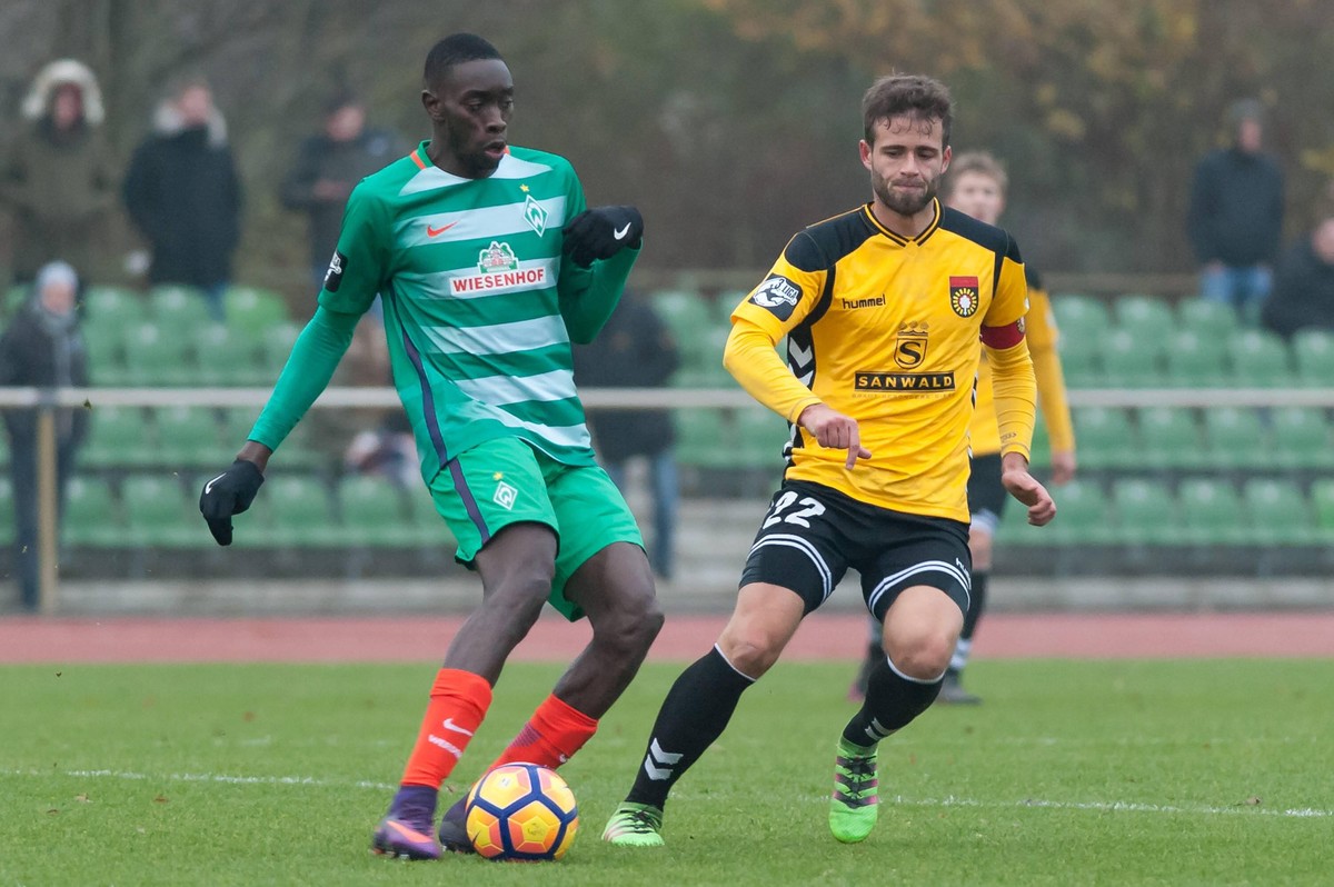 v.li.: Sambou Yatabare (SV Werder Bremen II, 34) im Zweikampf mit Daniel H�gele (Haegele, SG Sonnenhof-Gro�aspach, 22), Fussball, 3. Liga, SV Werder Bremen II - SG Sonnenhof-Gro�aspach, xobx

v left ...