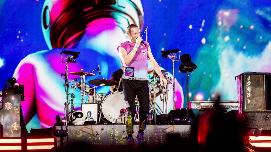 Coldplay live in Copenhagen, Denmark Copenhagen, Denmark. 05th, July 2023. The British rock band Coldplay performs a live concert at Parken in Copenhagen. Here singer, songwriter and musician Chris Ma ...