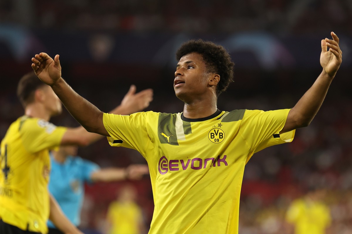 05.10.2022, Spanien, Sevilla: Fu�ball: Champions League, FC Sevilla - Borussia Dortmund, Gruppenphase, Gruppe G, 3. Spieltag im Estadio Ramon Sanchez Pizjuan, Dortmunds Karim Adeyemi gestikuliert. Fot ...