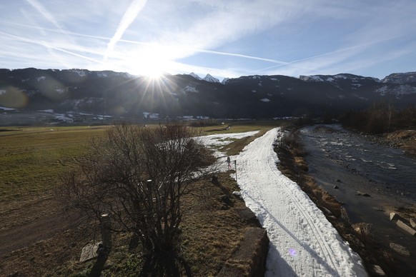 ARCHIV - 07.01.2023, Italien, Predazzo: Die Sonne geht über den Bergen im Val di Fiemme auf. Die Dürre im Norden Italiens nimmt nach Einschätzung von Umweltschützern immer alarmierendere Ausmaße an. I ...