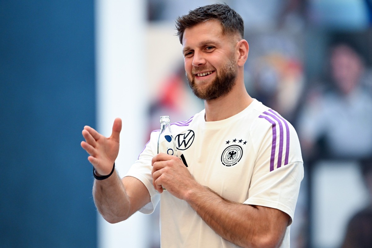 10.06.2024, Bayern, Herzogenaurach: Fußball: EM, Nationalmannschaft, Pressekonferenz, Deutschlands Niclas Füllkrug wartet auf den Beginn der PK. Foto: Federico Gambarini/dpa +++ dpa-Bildfunk +++