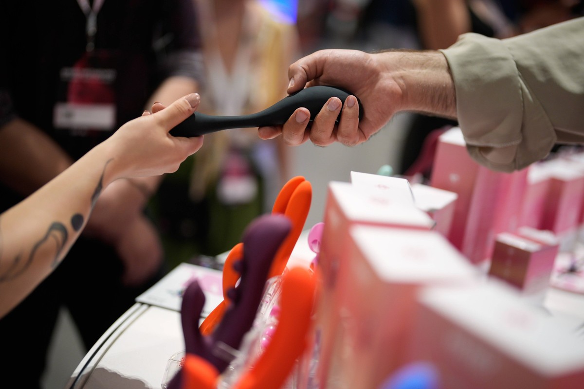 Erotic Fair In Warsaw A vendor shows off erotic merchandise at the EroChain Expo erotic fair in Warsaw, Poland on 27 June, 2025. Warsaw Poland PUBLICATIONxNOTxINxFRA Copyright: xJaapxArriensx original ...