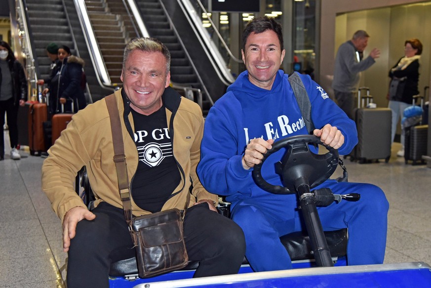 Lucas Cordalis, Peter Klein beim Abflug der ICH BIN EIN STAR - HOLT MICH HIER RAUS Dschungelcamp-Kandidaten nach Australien am Frankfurt International Airport in Frankfurt am Main am 02.01.2023 *** Lu ...