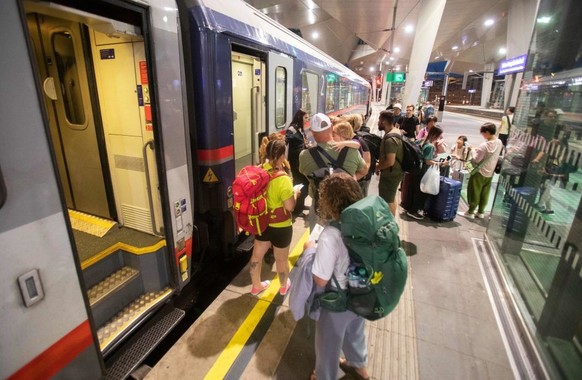 Passengers board the Nightjet train line Vienna - Venice (-Zurich) of the Austrian Federal Railways (OeBB) at the main station in Vienna, Austria, on July 25, 2023. Night trains have made a comeback i ...