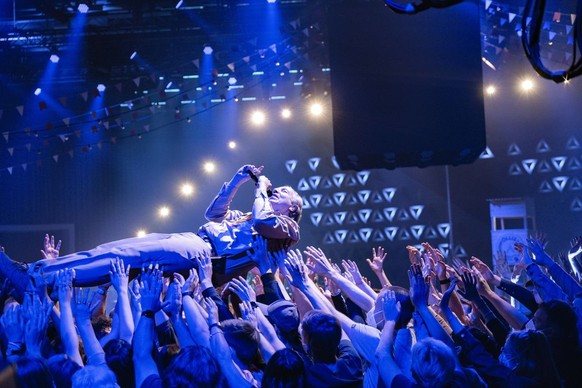 Stagediving zum Showstart: Olli Schulz genießt sein "Fernseh-Ferienlager".