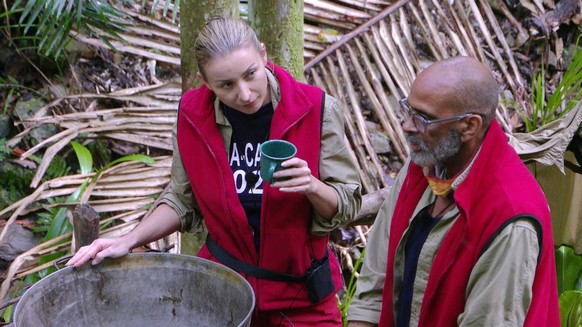 Anna-Carina Woitschack flüchtet aus dem Camp zum spülenden Pierre und berichtet was los war. &quot;Mann, was für ein fürchterliches Mädchen! Ich glaube, sie ist beleidigt auf die Welt gekommen&quot;,  ...